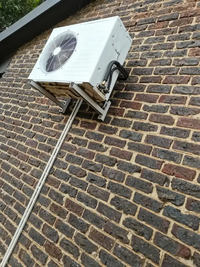 Outdoor unit with neatly trunked piping by SJS Cooling